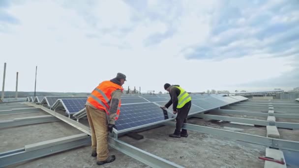 Instalación Solar Cell Outdoor Instalación Paneles Solares Fotovoltaicos Energía Alternativa — Vídeos de Stock