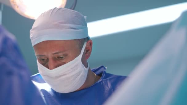 Хирург Прямом Эфире Хирург Проводит Операцию Современной Операционной — стоковое видео