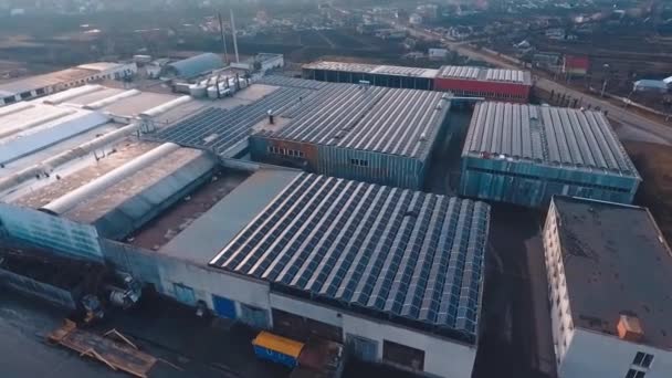 Zonnepanelen Fabrieksdak Luchtfoto Van Zonnepanelen Gemonteerd Plat Dak — Stockvideo