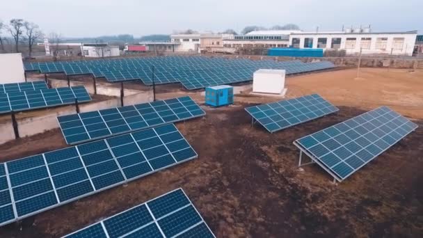 Εγκατεστημένα Ηλιακά Πάνελ Στο Πεδίο Αεροφωτογραφία Πάνω Από Αγρόκτημα Ηλιακών — Αρχείο Βίντεο