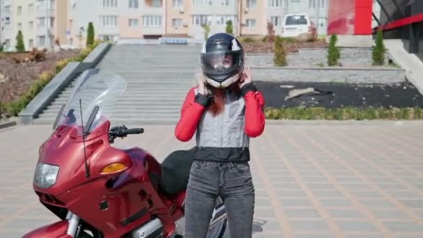 Motorradfahrerin Besteigt Motorrad Radfahrerin Sitzt Auf Motorrad Und Setzt Schutzhelm — Stockvideo