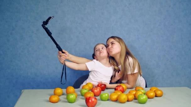 Dcera Dělá Selfie Matkou Šťastná Matka Dcera Dělat Selfie Ovocem — Stock video