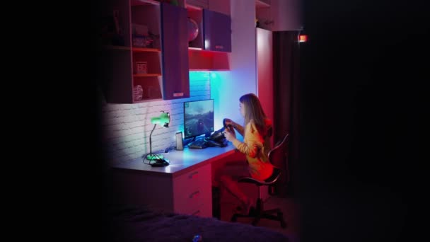 Kobieta Grająca Komputerze Dziewczyna Siedzi Symulatorze Samochodu Gra Grę — Wideo stockowe