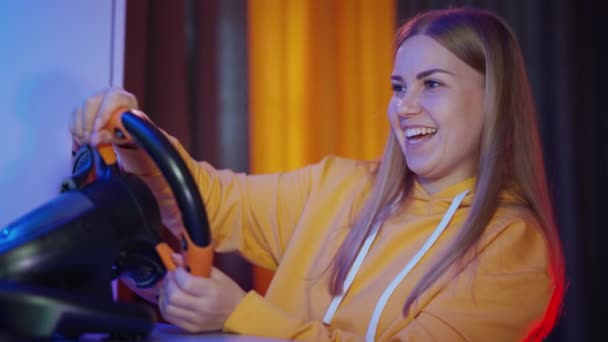 女孩玩方向盘 年轻的职业选手女孩玩赛车 — 图库视频影像