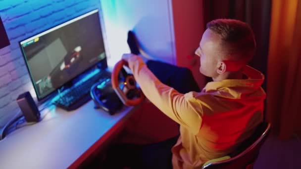 Hombre Pagando Simulador Coche Hombre Guapo Jugando Con Volante Videojuego — Vídeos de Stock