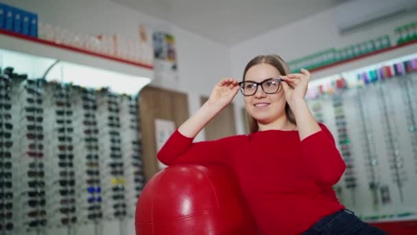 Mujer Joven Probando Anteojos Retrato Una Joven Feliz Comprando Gafas — Vídeo de stock