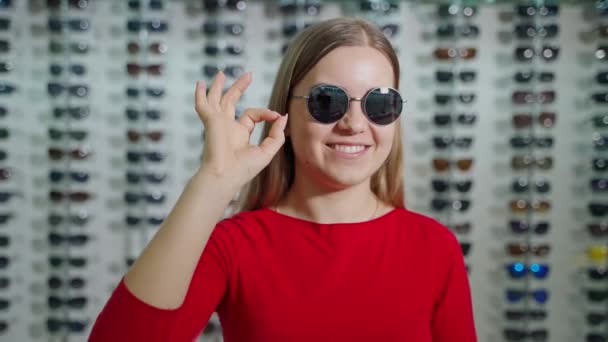Mujer Joven Con Anteojos Mujer Gafas Sol Pie Tienda Óptica — Vídeos de Stock