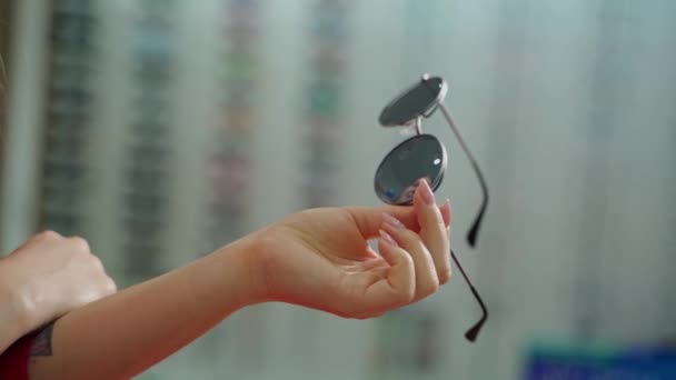 Vrouw Bij Opticien Met Bril Close Van Vrouw Hand Holding — Stockvideo