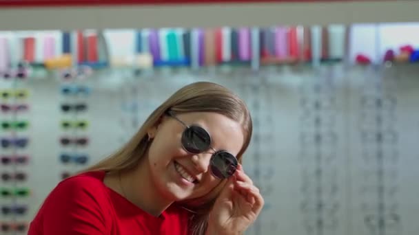 在眼科医生店的女性画像 商铺里戴眼镜的年轻女性顾客 — 图库视频影像