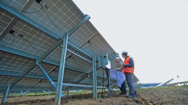Солнечная Электростанция Двумя Инженерами Два Инженера Изучают Солнечную Электростанцию — стоковое видео