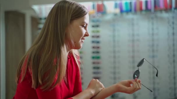 サングラスを選ぶ女性 メガネをかけた医師の若い女性 — ストック動画