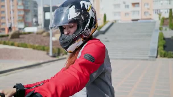 Mode Weibliche Biker Sexy Biker Dame Lederjacke Sitzt Auf Motorrad — Stockvideo