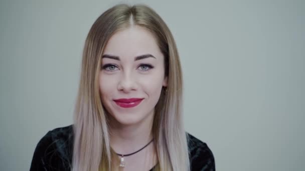 Mutlu Genç Bir Kadın Neşeyle Gülümseyen Güzel Bir Genç Kadının — Stok video