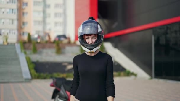 Bisikletli Seksi Kadın Moto Kaskı Takan Güzel Kızıl Saçlı Motosikletli — Stok video