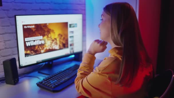 Dziewczyna Używa Komputera Domu Młoda Kobieta Ogląda Wideo Komputerze Pokoju — Wideo stockowe