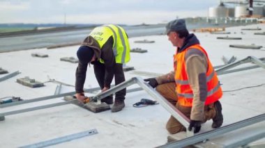 Güneş metali platformu kurulumu. Metal platform kuran teknisyen ekibi