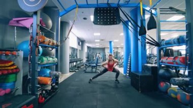 Spor salonundaki çekici fit kadın. Güzel genç bayan spor salonunda çalışıyor.