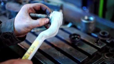 Sanayi fabrikasında çalışan bir işçi. Fabrika işçisi çalışma sürecinde.