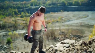 Atletik sporcu halter. Yakışıklı, kaslı, üstsüz adam halterleri kaldırıyor.