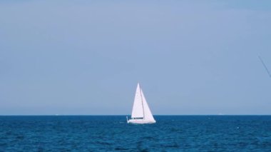 Denizde yüzen gemi. Yelkenli yelkenli açık denizde yelken açar