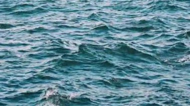 Akan su yüzeyi. Karışık mavi okyanus su yüzeyini kapatın.