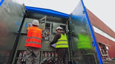 Mühendisler güneş santralini kontrol ediyor. Güneş enerjisi santralinde çalışan adamlar