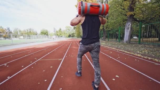 Jeune Homme Faisant Exercice Extérieur Musclé Construit Jeune Athlète Travaillant — Video