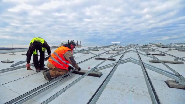 Solaranlage Außenbereich Professioneller Techniker Installiert Metallplattform — Stockvideo