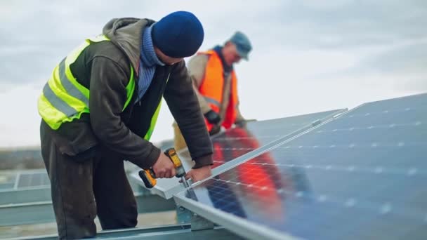 Güneş Panelini Bağlayan Teknisyen Elektrikli Tornavidayla Çalışan Teknisyenler Metal Platform — Stok video