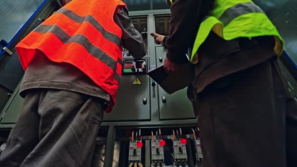 Инженеры Проверяют Электрическую Коробку Солнечная Фотоэлектрическая Встроенная Электрическая Коробка — стоковое видео