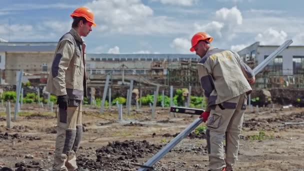 施工队在工地工作 在大型建筑工地工作的工人 — 图库视频影像