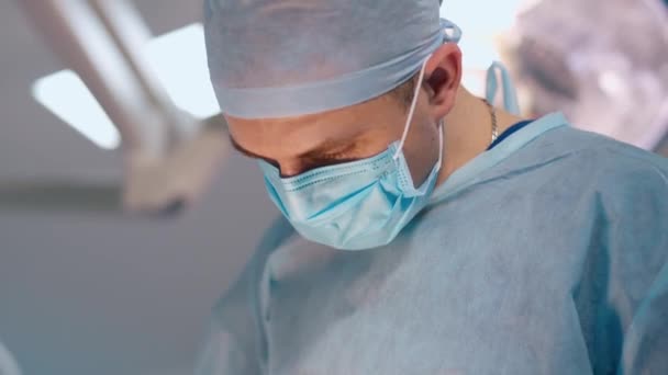Πορτρέτο Του Χειρουργού Στη Δουλειά Επαγγελματίας Ιατρός Εκτελεί Χειρουργική Επέμβαση — Αρχείο Βίντεο