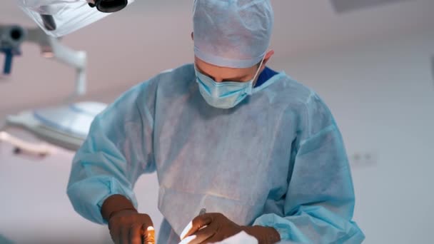 Cirujano Quirófano Médico Hospital Realizando Operación — Vídeo de stock