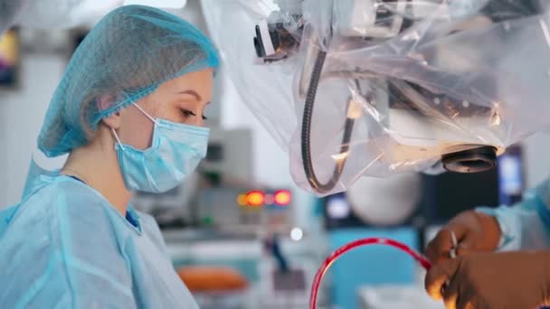 Sistema Cirúrgico Moderno Cirurgião Equipa Trabalhar Sala Operações — Vídeo de Stock