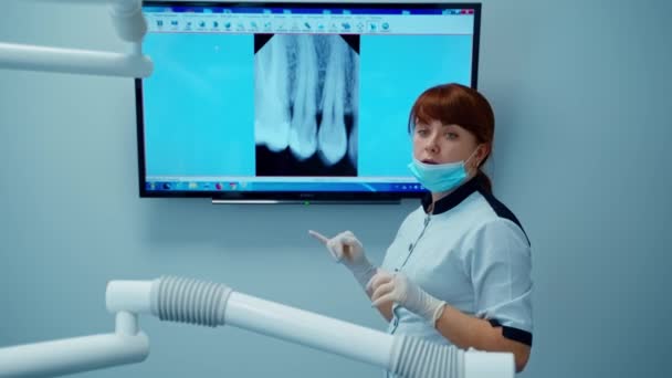 Läkarvård Tandläkarmottagningen Professionell Tandläkare Arbetar Med Patienten Modern Klinik — Stockvideo