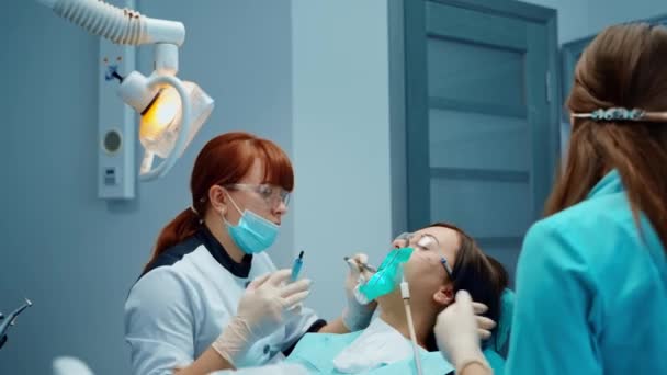 Κορίτσι Που Κάνει Οδοντιατρική Θεραπεία Γυναίκα Που Κάνει Οδοντιατρική Επέμβαση — Αρχείο Βίντεο