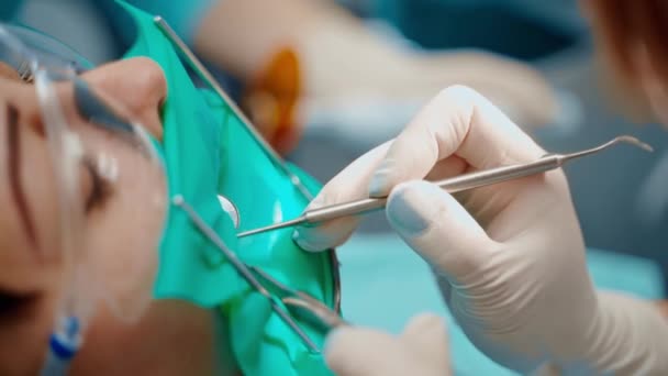 Paciente Dentista Mulher Tratamento Dentário Consultório Odontológico — Vídeo de Stock