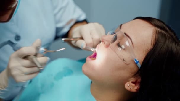 Dentista Che Lavora Con Paziente Odontoiatra Uniforme Guanti Con Strumenti — Video Stock