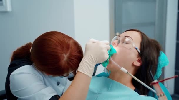 Médico Estomatologista Trabalho Dentista Feminina Uniforme Cirúrgico Clínica Durante Realização — Vídeo de Stock