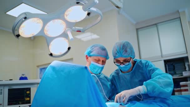 Επαγγελματίες Γιατροί Χειρουργικά Εργαλεία Χειρουργοί Αποστειρωμένα Γάντια Λειτουργούν Σύγχρονα Ιατρικά — Αρχείο Βίντεο