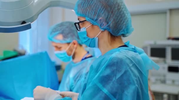 Ameliyathanede Vurulmuş Ekip Cerrahı Ameliyathanede — Stok video