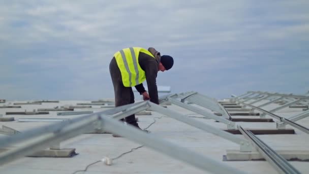 Man Installerar Alternativ Energi Arbetstagare Installera Solpaneler Utomhus — Stockvideo