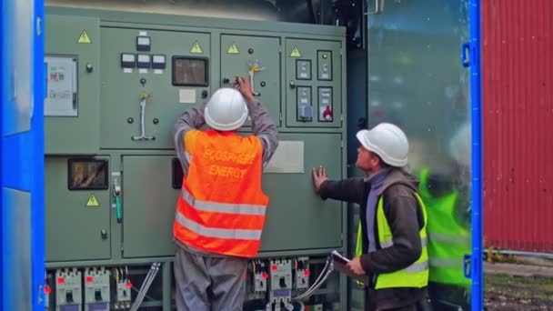 Arbetstagare Som Arbetar Med Kontrollutrustning Elektriker Arbetar Reparation Solpanel — Stockvideo