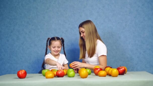 Mädchen Mit Obst Auf Dem Tisch Schöne Frau Und Kleines — Stockvideo