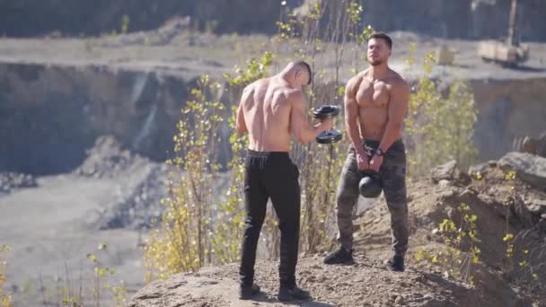 Trening Hantlami Muskularne Mężczyźni Ćwiczenia Hantlami — Wideo stockowe
