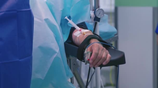 Patient Operationssaal Nahaufnahme Der Patientenhand Während Der Operation — Stockvideo