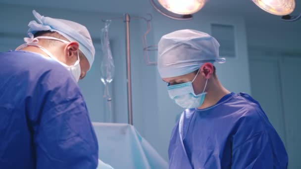 Sali Operacyjnej Szpitala Zróżnicowany Zespół Profesjonalnych Chirurgów — Wideo stockowe
