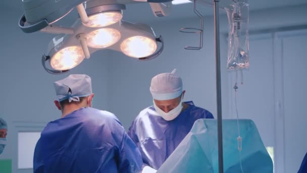 医疗队正在做重要的手术 在明亮的现代化手术室进行外科手术的医疗队 — 图库视频影像