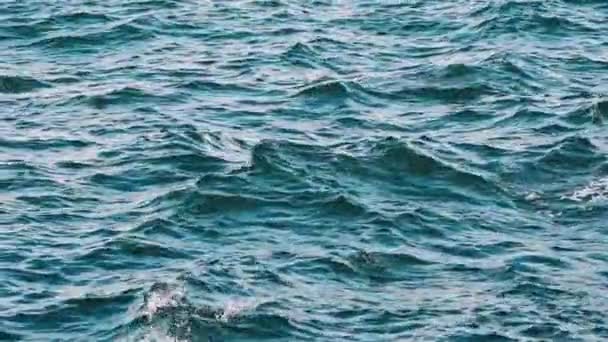流れる水面 混乱した青い海洋水面の近く — ストック動画
