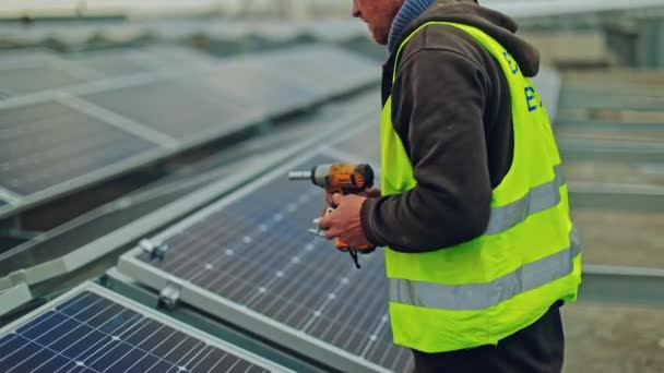 Instalación Fotovoltaica Energía Solar Técnico Paneles Solares Instalando Paneles Solares — Vídeos de Stock